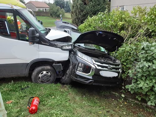 Hasiči vyprošťovali zaklíněné pasažéry po těžké nehodě dodávky a osobního auta