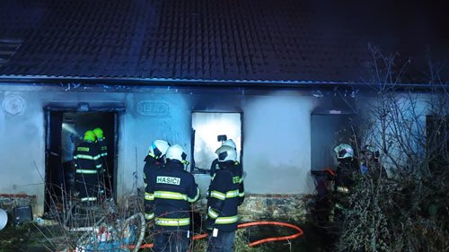 Tragický požár rodinného domu způsobil vysoké škody