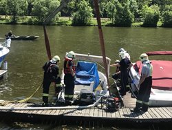 Potopený člun v Davli vytáhli hasiči jeřábem za pomoci potápěčů HZS hl. m . Prahy