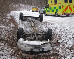 Na Uherskohradišťsku osobní automobil s ženou a dítětem skončil po nehodě na střeše