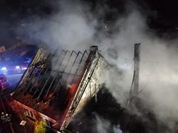 Noční požár ubytovny na Nymbursku likvidovalo osm jednotek