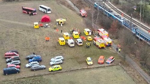 Srážka vlaků skončila desítkami zraněných. Hasiči zvládli náročnou evakuaci