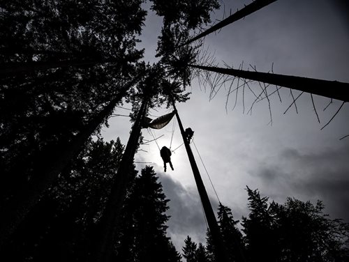 Když visí život na laně: Hasiči nacvičovali záchranu paraglidisty v těžkém terénu