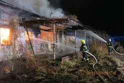 Osm hasičských jednotek likvidovalo požár uskladněného polyuretanu ve Skrochovicích, příčinou byla pyrotechnika