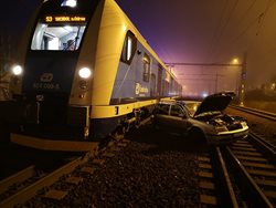 Ostravští hasiči zasahovali u střetu vlaku s osobním autem ve Svinově