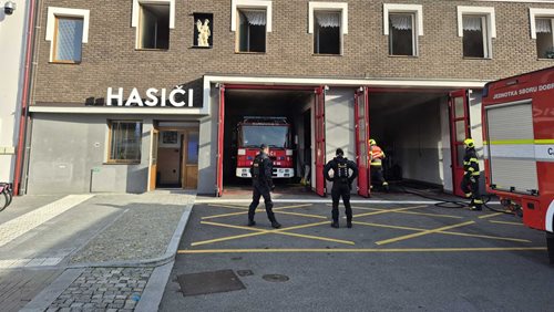 Požár v hasičské zbrojnici: Při zásahu se zranil jeden z dobrovolných hasičů