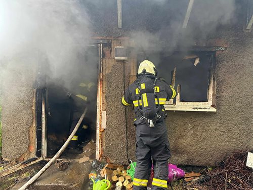 Plameny zachvátily zahradní přístřešek, jedena osoba utrpěla popáleniny