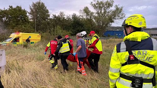 Pátrání po 85letém seniorovi skončilo úspěšně. V travním porostu ho našel dron