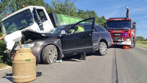 Střet nákladního auta s osobním vozem uzavřel ulici. Hasiči museli zajistit kamion navijákem
