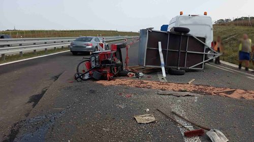 Na dálnici se srazilo osobní auto s dodávkou a přívěsem. Na vozovku vytekl asfalt