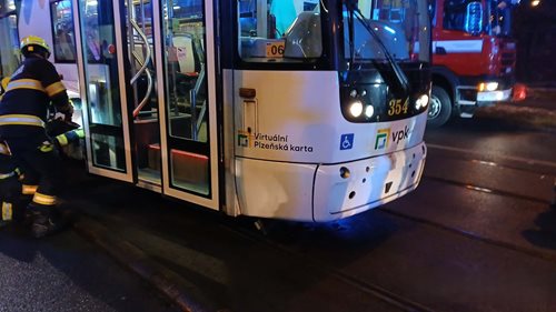 Hasiči zasahovali při střetu tramvaje s chodkyní
