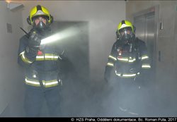 Při požáru rozvodné skříně zdravotnického zařízení v Praze 1 bylo evakuováno 80 osob
