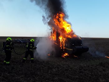 Hořící technika během žní: Traktor i kombajn vzplály téměř zároveň