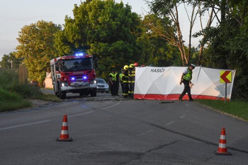Po nehodě auto začalo hořet. Jeden člověk zemřel  