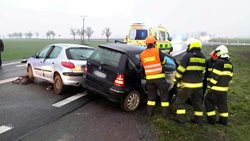 Dva osobní vozy se střetly na Znojemsku