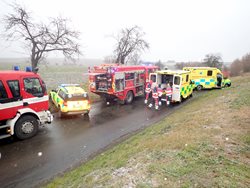 Pět zraněných osob po nehodě nedaleko obce Rataje