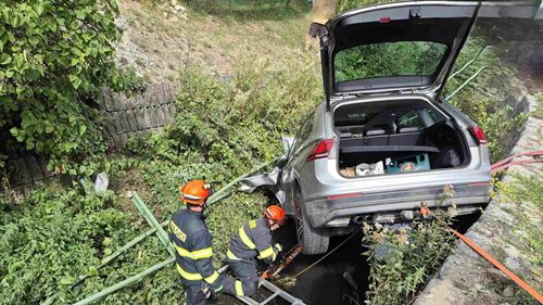 Auto po nárazu do zábradlí skončilo v potoce. Zaklíněného řidiče vyprostili hasiči