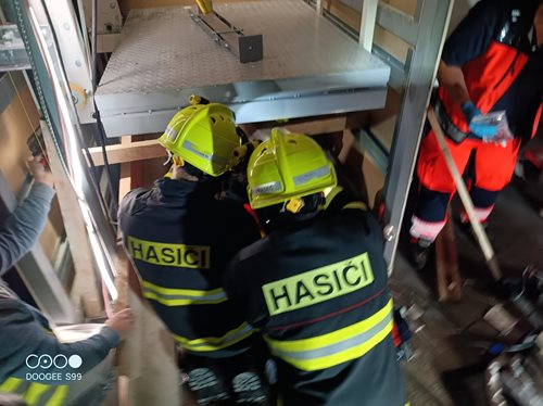 Hasiči a záchranáři společně vyprostili muže zavaleného výtahem