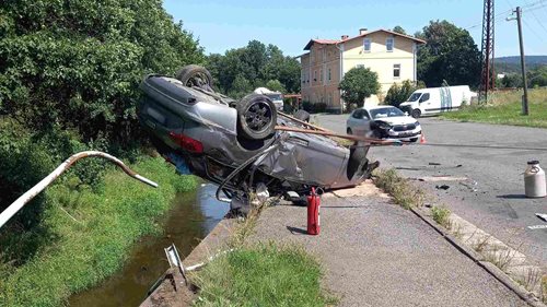 Auto skončilo na střeše a hrozil jeho pád do řeky. Tři lidé se zranili