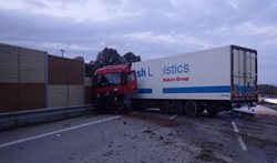 Nehoda polského kamionu u Českého Těšína uzavřela v sobotu nadlouho dálnici