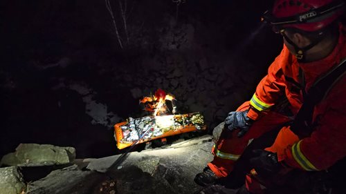 Noční výcvik záchranářů ukázal, jak náročný je transport zraněných ve skalním terénu