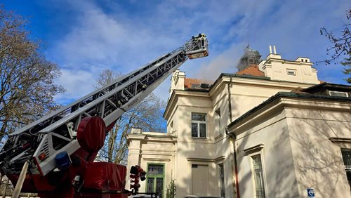 Zakouřené prostory vyžadovaly zásah hasičů, osoby byly evakuovány a předány do péče záchranky