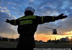 Včera v poledne vypukl obrovský požár haly v Hostivaři. Musel být vyhlášen zvláštní stupeň poplachu. Dnes ráno byl zrušen zákaz větrání a vycházení