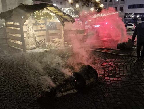 Požár betléma na náměstí zaměstnal hasiče v nočních hodinách