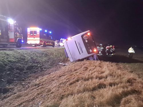 Převrácený autobus na dálnici způsobil vážná zranění cestujících