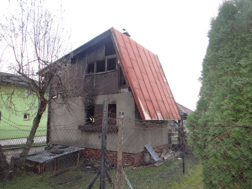 Při požáru chatky hasiči objevili mužské tělo