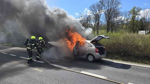 Požár vozidla omezil provoz na frekventované silnici