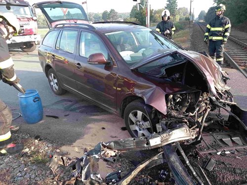 Srážka vlaku s autem zastavila dopravu, desítky lidí musely opustit soupravu