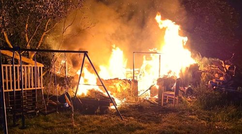 Noční požár kůlny zaměstnal hasiče. Plameny stavbu zcela zničily