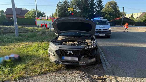 Vlak se střetl s osobním autem. Hasiči evakuovali 15 cestujících