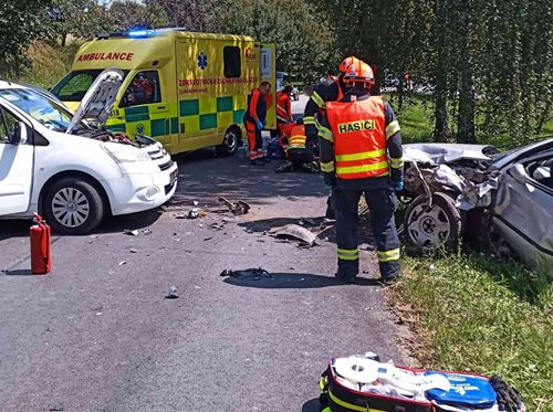 Srážka zablokovala důležitou objízdnou trasu. Hasiči vyprošťovali řidiče
