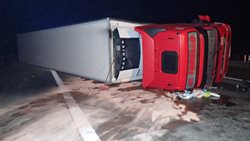 Dopravní nehoda kamionu převážejícího zeleninu zablokovala na 116 km dálnice D5 všechny jízdní pruhy ve směru na Plzeň