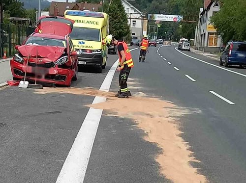 Srážka aut: Jeden zraněný, hasiči zasahovali