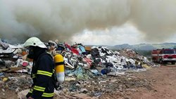 Hasiči likvidovali požár skládky v Českých Libchavách