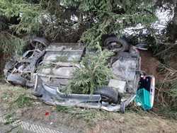 Při nehodě osobního vozidla se zranili tři lidé