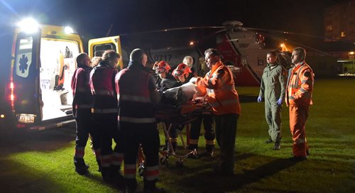 Muž se před dveřmi bytu  polil hořlavinou a zapálil se. Zraněného muže do nemocnice transportoval přivolaný vrtulník