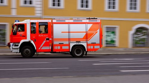 Požár zničil hasičskou stanici i zásahová vozidla. Příčinou byla elektrická závada