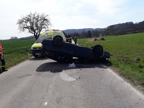 Osobní automobil na střeše zablokoval komunikaci u Městečka Trnávky