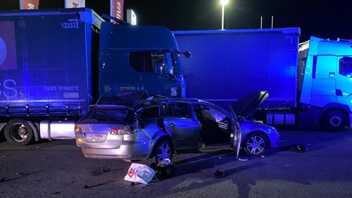 Smrtelná nehoda na dálnici: Osobní vůz narazil do kamiónu