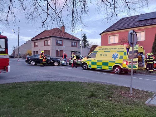 Mobil automaticky ohlásil srážku osobních aut i nehodu motorkářky