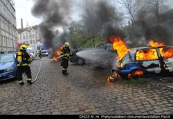Požárem byly poškozeny celkem 4 osobní automobily