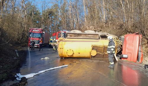 Převrácená cisterna zablokovala silnici a ohrozila okolí