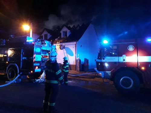Požár hospodářského stavení v okrese Louny u kterého dnes v noci  zasahovalo sedm hasičských jednotek.  