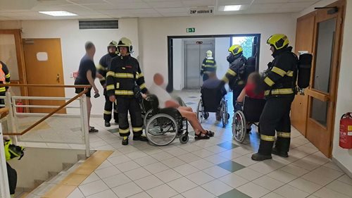 Požár pečovatelského domu. Hasiči pomohli ze zakouřených prostor 15 osobám.