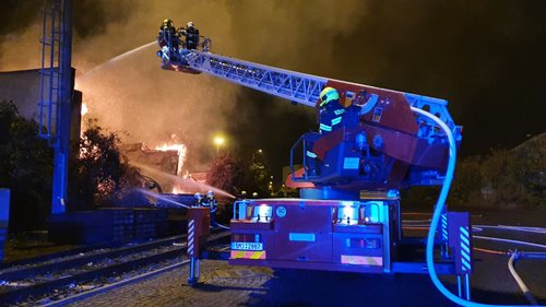 U nádraží hořela dvoupatrová budova