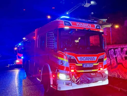 Požár rodinného domu zaměstnal tři jednotky hasičů, jedna osoba byla zachráněna ze střechy